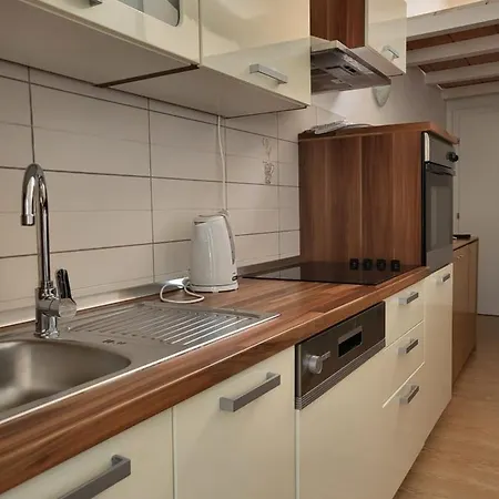 Matej & Irena Apartment Cres